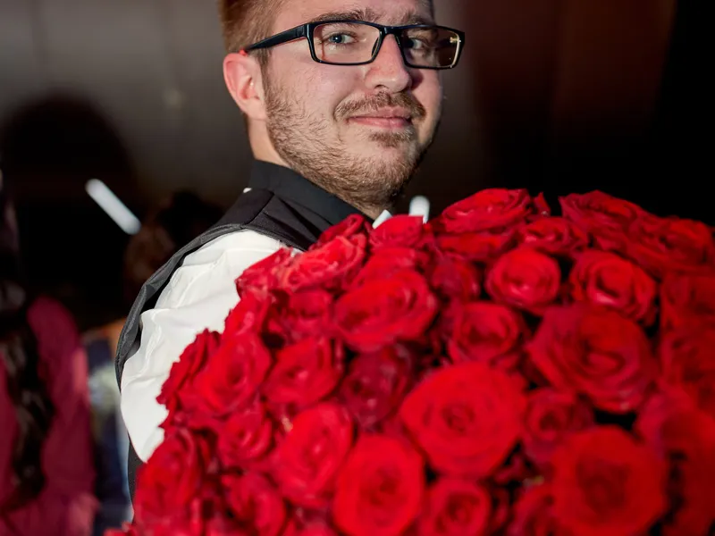 Ondra s květinami pro maturantky